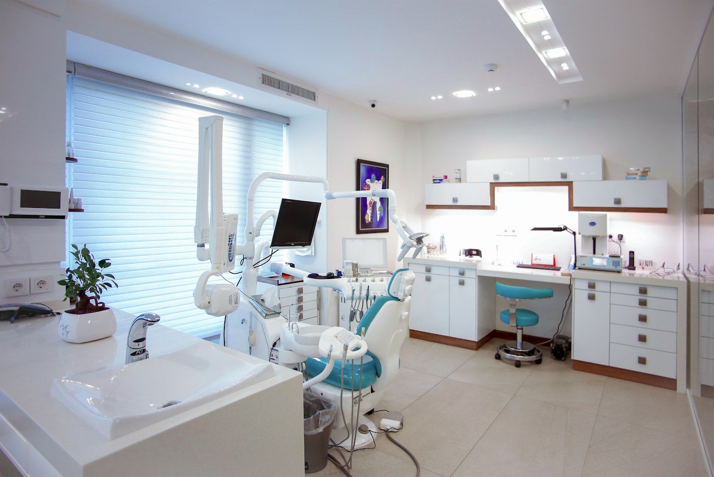 Consultório odontológico moderno e iluminado